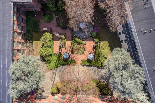 Building Photo - 555 S Water St