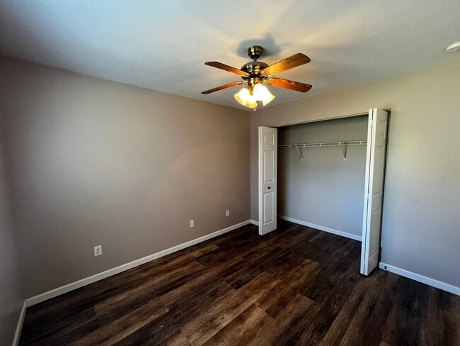 Building Photo - Bright & Beautiful 3-Bedroom Spacious, Mov...