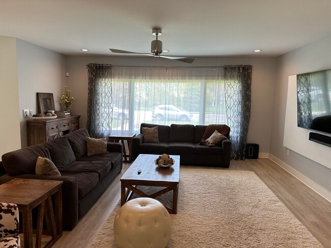 Building Photo - 4515 N Lake Dr