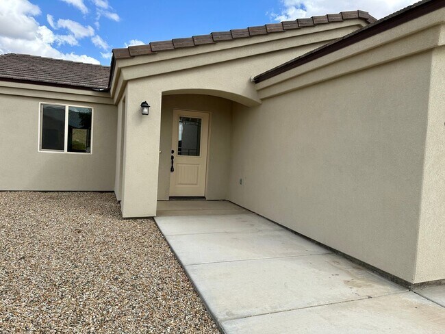 Building Photo - Modern 3 Bed, 2 Bath Home with Open Floor Plan & New Flooring – Fort Mohave- Available Now!