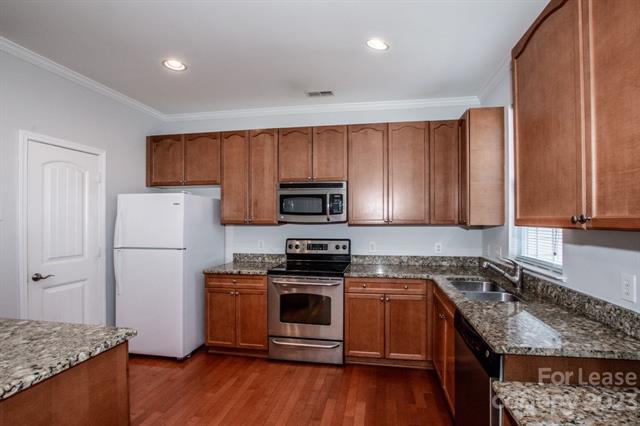 Building Photo - 1031 Central Park Cir