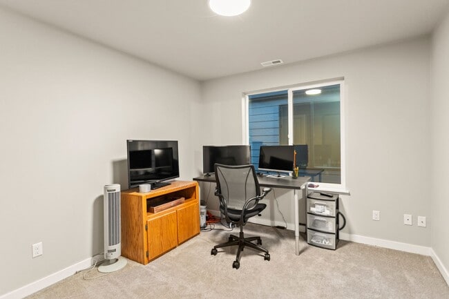 Building Photo - Available 4BR/4BATH Modern Home near Ash C...