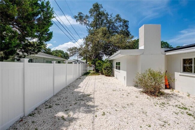 Building Photo - 1801 Bellemeade Dr