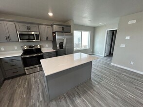Building Photo - Exquisite 3-Bedroom Home with Modern Elegance and a Great Location!!