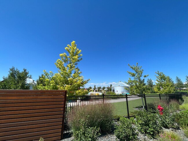 Building Photo - Beautiful 5 Bed Home in Raindance