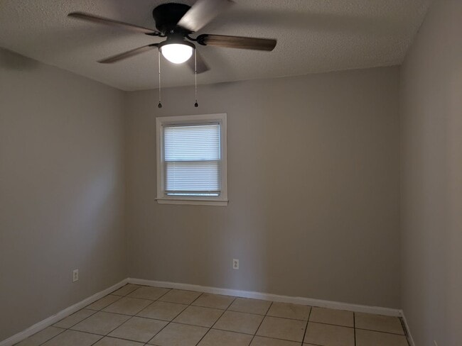 Building Photo - 211 8th Ave Dr SE