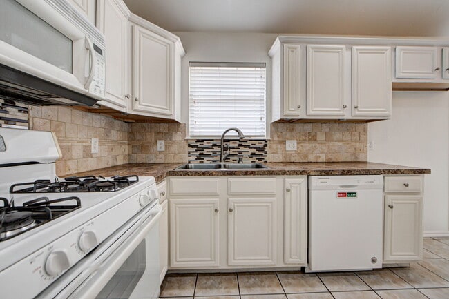 Building Photo - 608 Cavecreek St