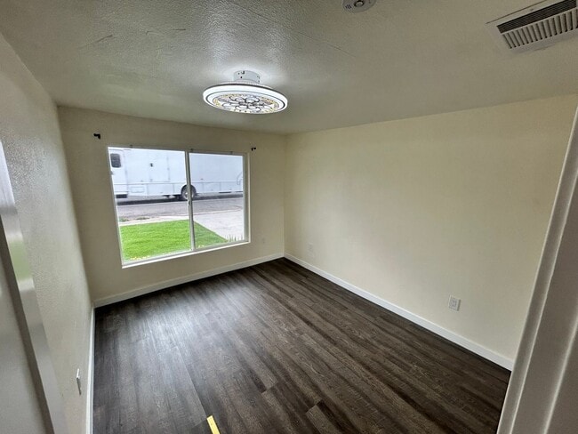 Building Photo - 3 Bedroom/2 Bath Home Located in Modesto