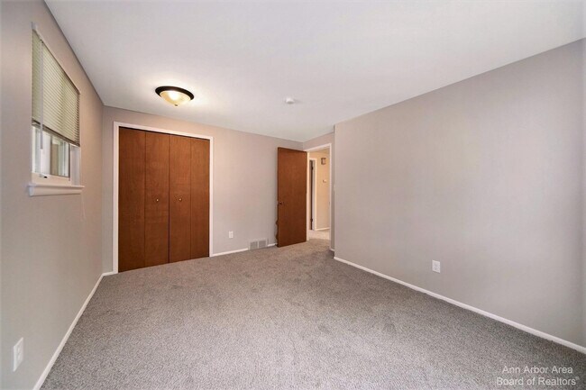 Building Photo - 2923 Burlington Ct