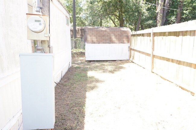 Building Photo - 10970 Maywood St