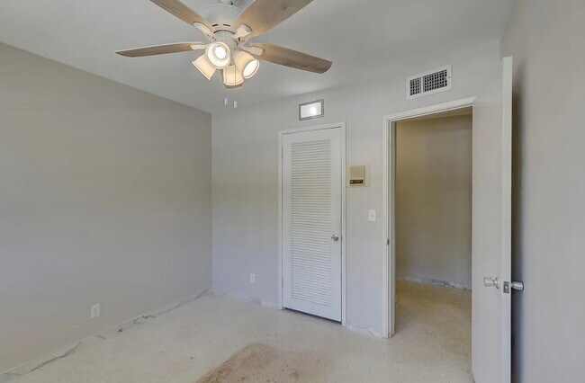 Building Photo - 2041 Coral Reef Dr