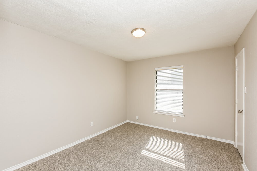 Building Photo - 2609 S Meadow Dr