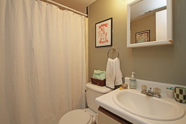 Building Photo - Your Chill JMU Spot—Awesome 2-Bed, 2-Bath Condo Close to Campus!