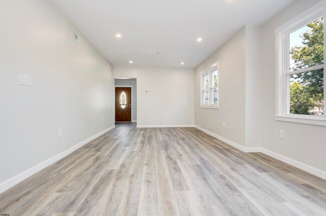 Building Photo - 137 Collins Ave