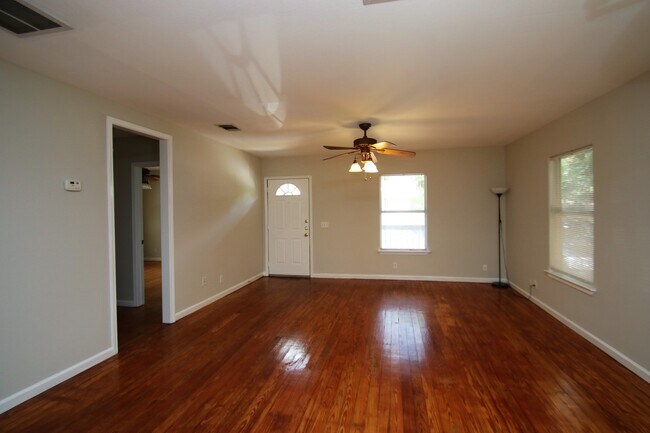 Building Photo - Great Three Bedroom House in Hyde Park Are...