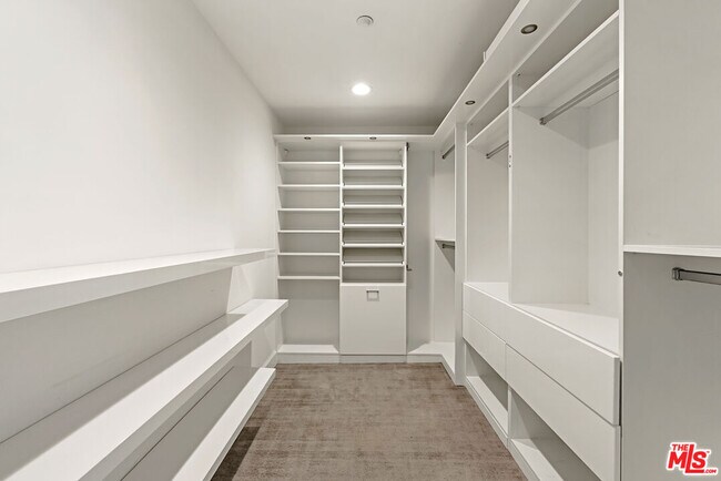 Building Photo - 900 W Olympic Blvd