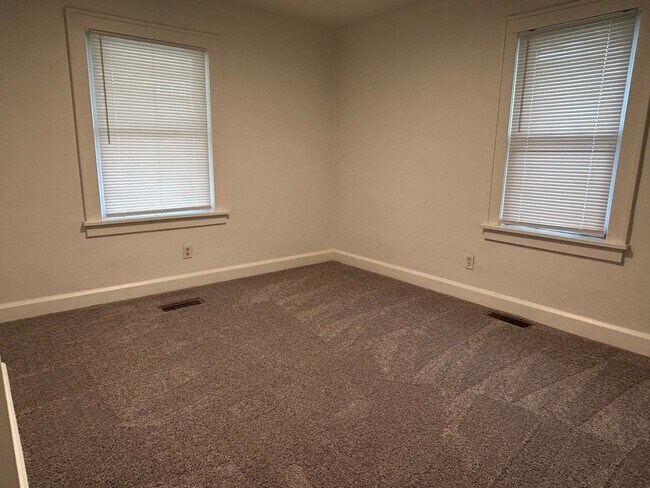 Building Photo - 2 Bedroom 1 Bath House W/ Large Front Porch