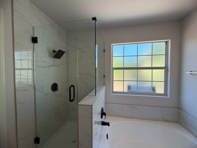 Building Photo - BEAUTIFULLY UPGRADED SINGLE FAMILY HOME - 3 BEDROOM, CORNER LOT WITH VAULTED CEILINGS