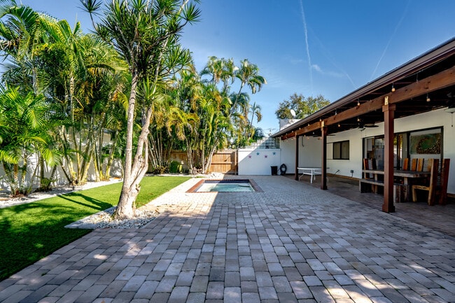 Building Photo - 665 Jeffery St