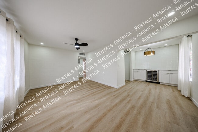 Building Photo - 2047 E Virginia Ave