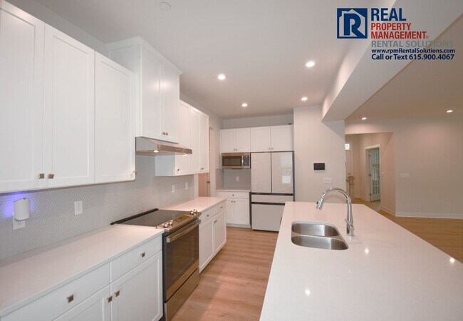 Building Photo - Luxury 4 bd 3.5 bath with office, bonus ro...
