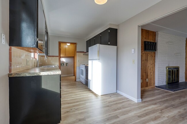 Building Photo - Move in Ready! Desirable Tumwater Hill 196...