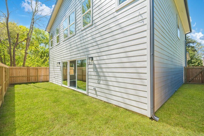 Building Photo - 6814 Champion Ln