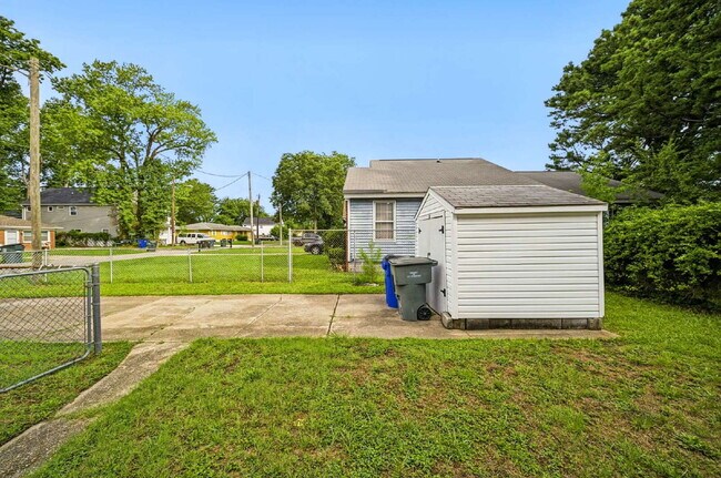 Building Photo - Updated 2-bedroom 1 bath with fenced in yard-PETS allowed-Norfolk