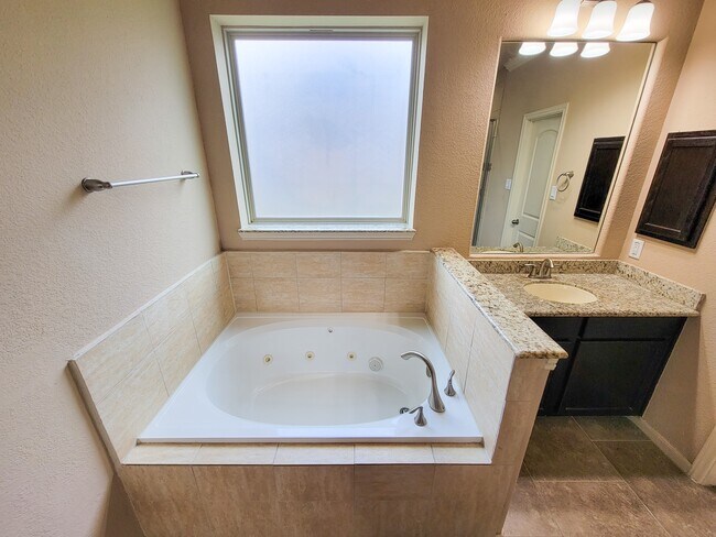 Building Photo - 2814 Bay Springs View