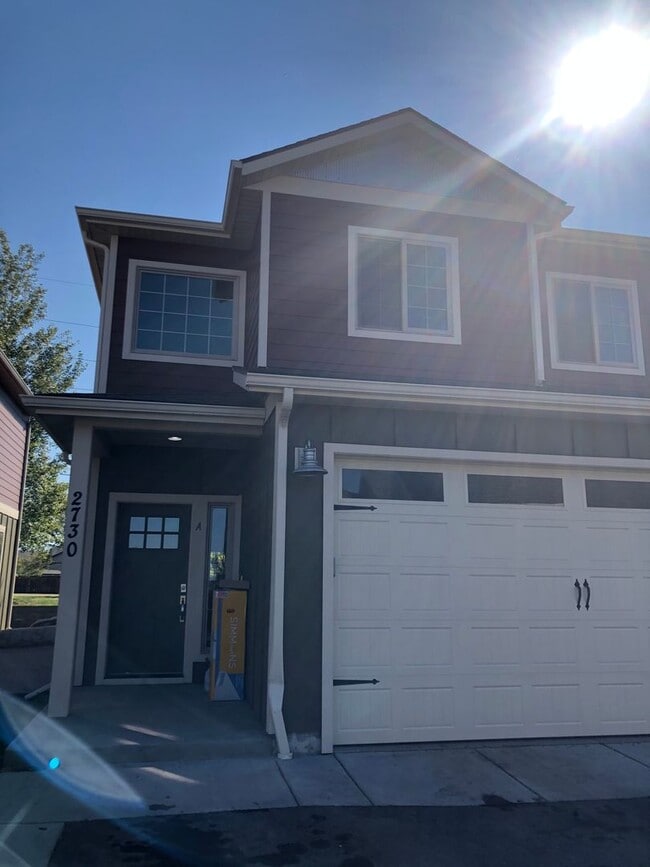 Building Photo - End Unit 3 Bedroom 2.5 Bathroom Condo