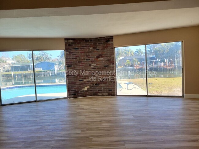 Building Photo - 1985 Cove Dr