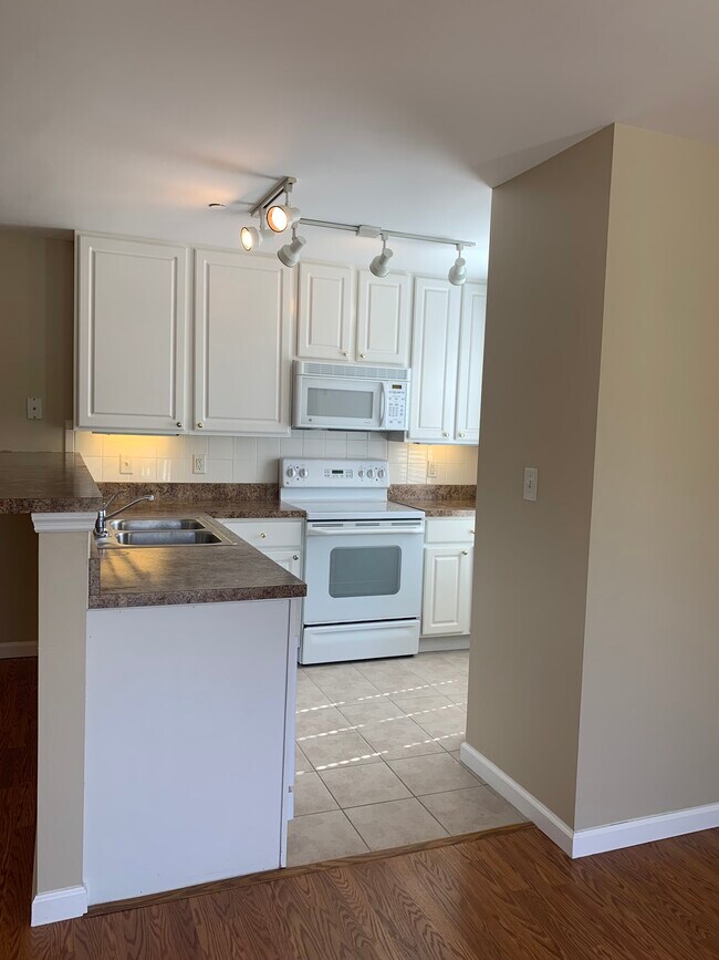 Kitchen - 1149 Arbor Creek Dr
