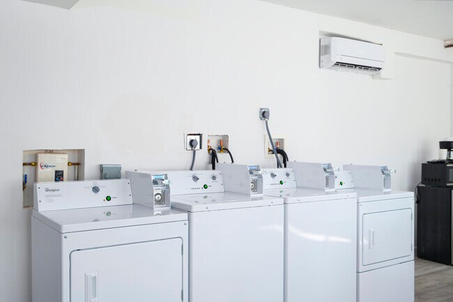 Building Photo - 1020 N Riverside Dr