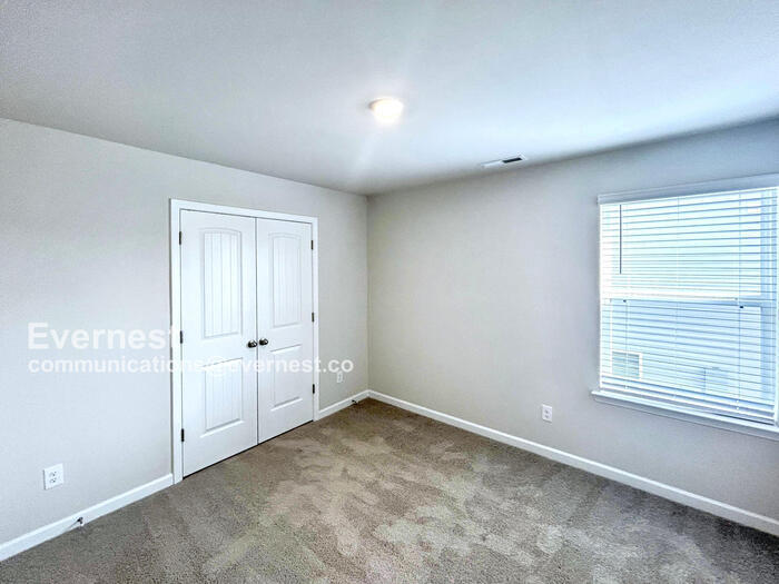 Building Photo - 3231 Quintana Dr