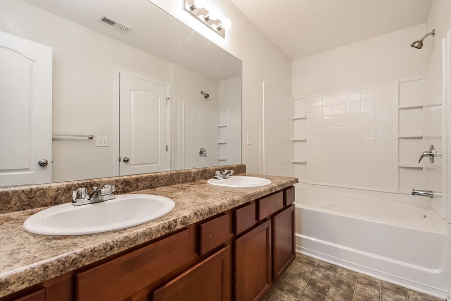 Building Photo - 464 Lobdale Falls Dr