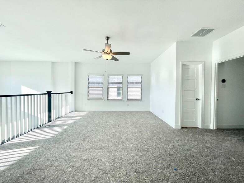 Building Photo - 16643 Chadwell Dr