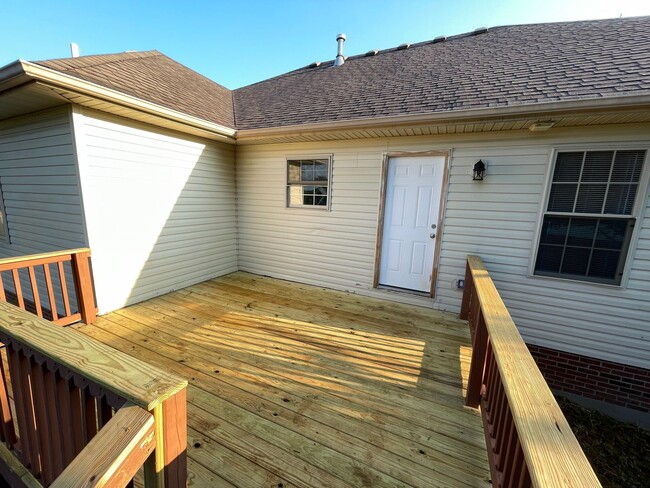 Building Photo - Brick Home in Desirable Neigborhood