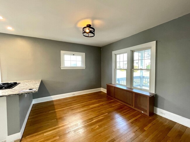 Building Photo - Single Family House 4-Bedroom, 2-Bath For ...