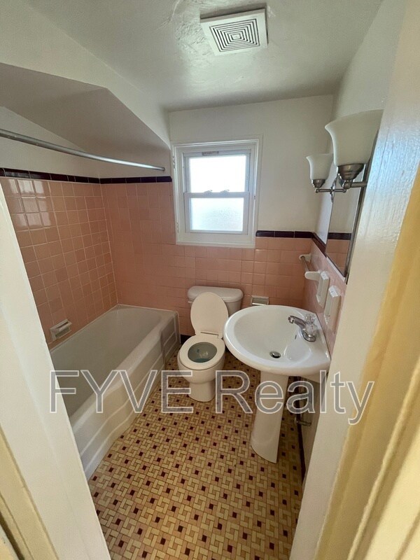 Building Photo - 489 Norton St