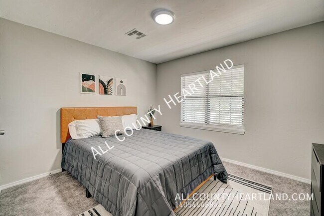 Building Photo - 625 Iowa St