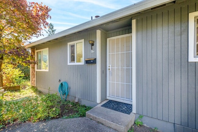Building Photo - 2 bedroom, 1 bath near Mt. Tabor in SE Por...