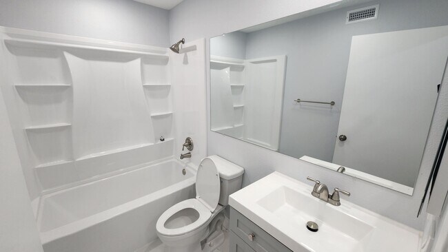 Building Photo - 2047 Lakeridge Cir