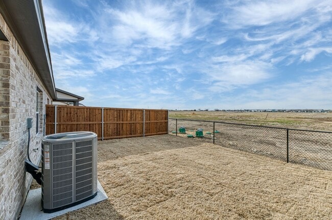 Building Photo - AVAILABLE NOW! 3 BEDROOM TRIPLEX LOCATED ON 1-ACRE LOT IN MIDLOTHIAN, TX!