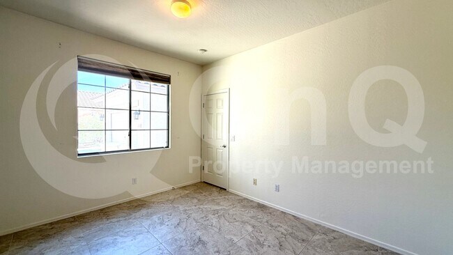 Building Photo - 2131 E Yellowstone Pl
