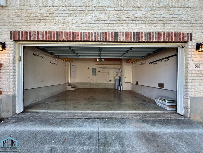 Building Photo - 518 Willow Grove Dr