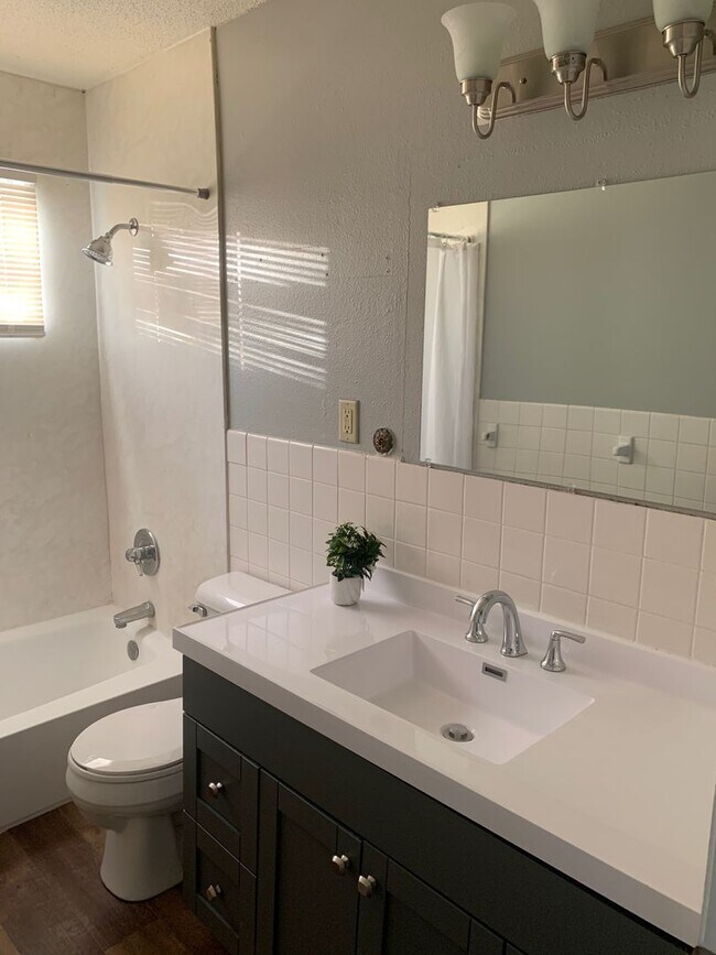 Building Photo - Spacious 3 Bedroom 2 Bathroom Townhome in Robbinsdale!