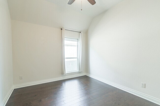Building Photo - 13803 Royal Ridge Dr
