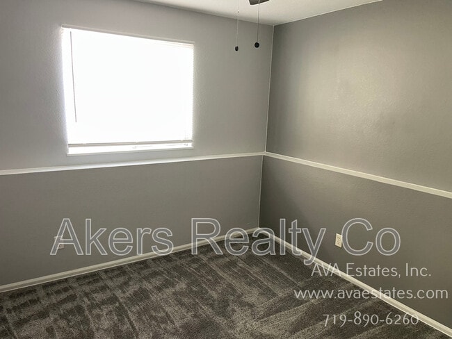 Building Photo - 733 E Laporte Dr