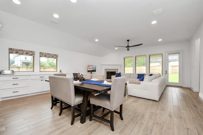 Building Photo - 210 W Netleaf Ct