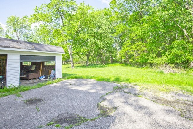 Building Photo - THREE BEDROOM SINGLE FAMILY HOME IN BEAUTI...